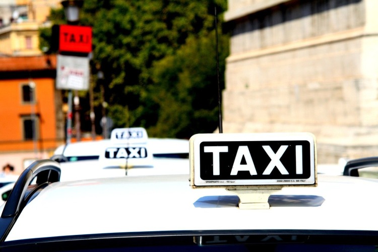 Taxi e NCC fare rifornimento con bitcoin criptovalute