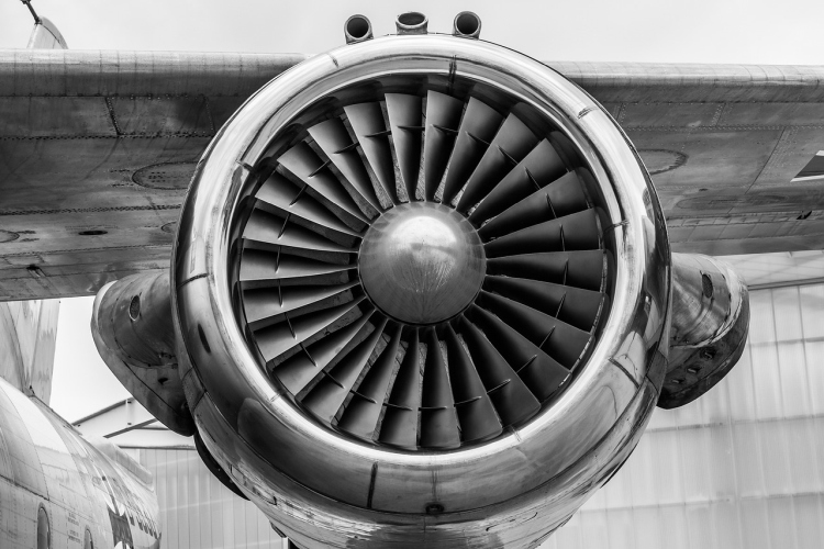 Motore di un aereo in bianco e nero Comprare Gift card ITA Airways con Bitcoin