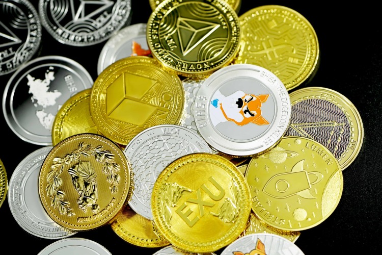 Un mucchio di diverse criptovalute Criptovalute ecologiche investire