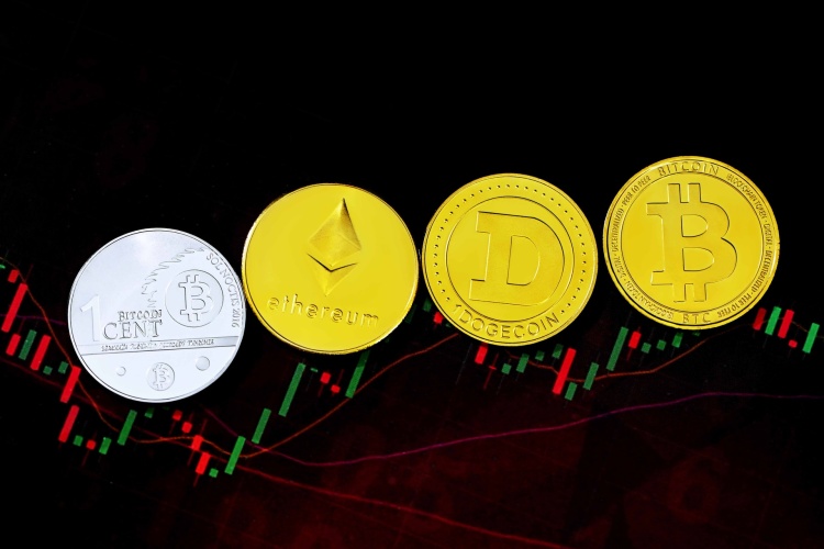 Quattro criptovaluta su grafico dei prezzi Guadagnare dalle criptomonete