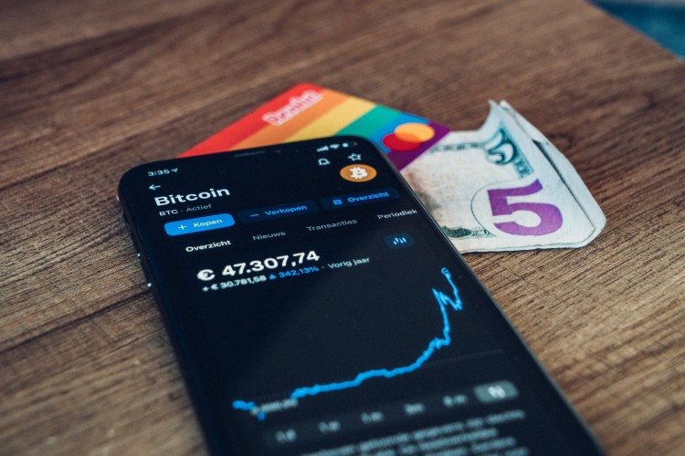 5 euro, carta di credito e smartphone con grafico BTC Acquistare bitcoin in contanti