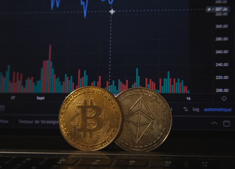 Bitcoin ed Etehreum con grafico di trading Previsioni Bitcoin, Ethereum Shiba Inu secondo Bloomberg