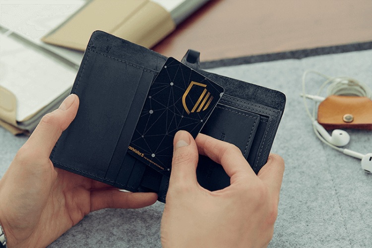 Wallet fisico a forma di carta di credito CoolWallet S hardware wallet