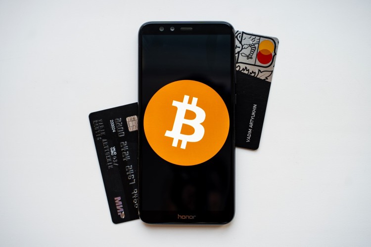 Smartphone con logo bitcoin e carte 5 migliori portafogli bitcoin