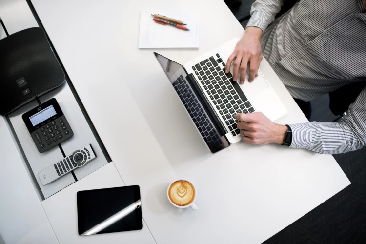 Notebook e smartphone per studiare a distanza Lavorare a distanza apparecchiature indispensabili