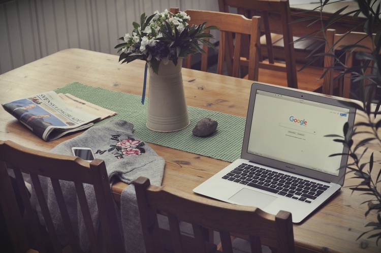 Laptop poggiato sul tavolo Come funziona Google Workspace
