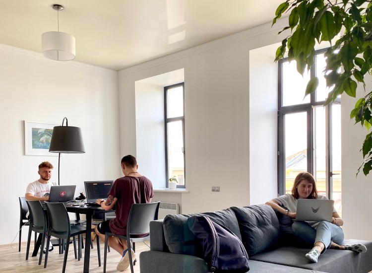 Giovani lavorano in un coworking Spazio di coworking