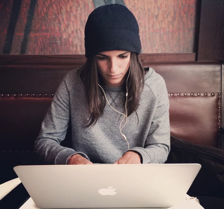 Ragazza davanti al notebook G Suite per lo studio