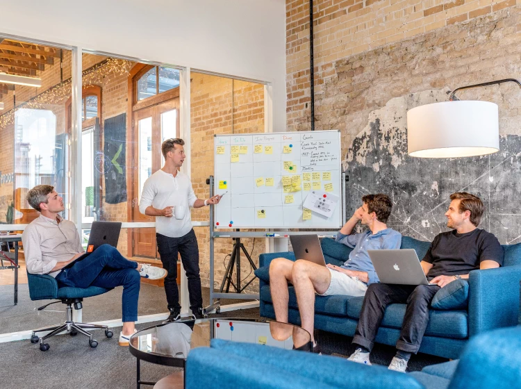 Gruppo di persone al lavoro Google Suite è