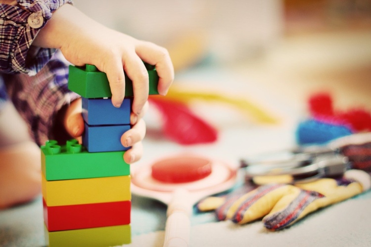 Bimbo gioca con costruzioni Conto Revolut Junior