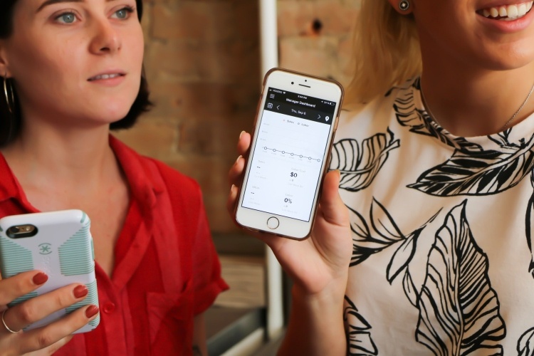 Donne con lo smartphone sorridono Mobile banking evoluto