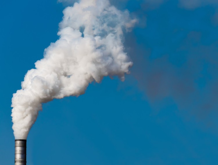 Ciminiera fumante e inquinante Boicottare industrie inquinanti