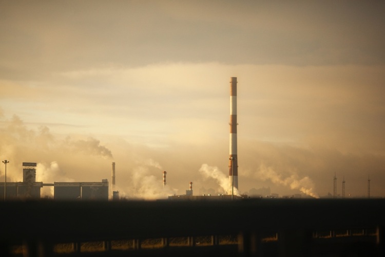 Ciminiere che inquinano Cambiamento climatico investire in aziende inquinanti