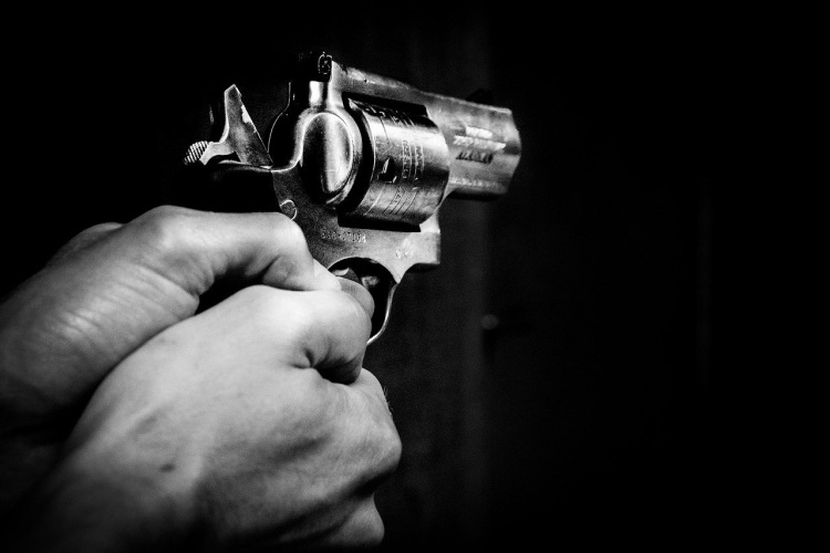 Pistola in pugno Ladro di supermercato