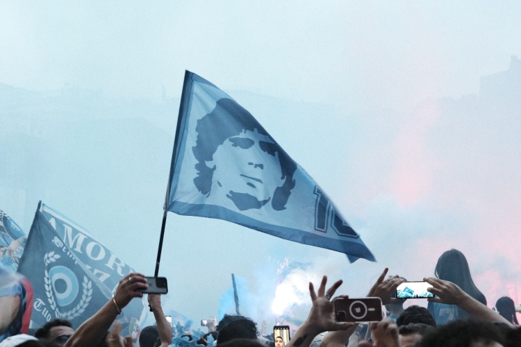 Diego Armando bandiera piazza del Plebiscito