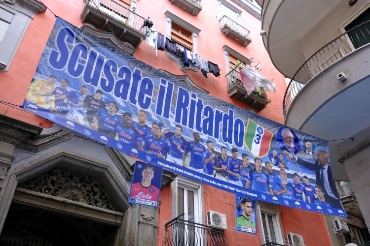 Striscione Scusate il Ritardo Quartieri Spagnoli Scusate il Ritardo Napoli Campione d’Italia dopo 33 anni
